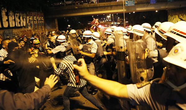 Столкновения протестующих против Чемпиоаната мира по футболу с полицией в Сан-Паулу