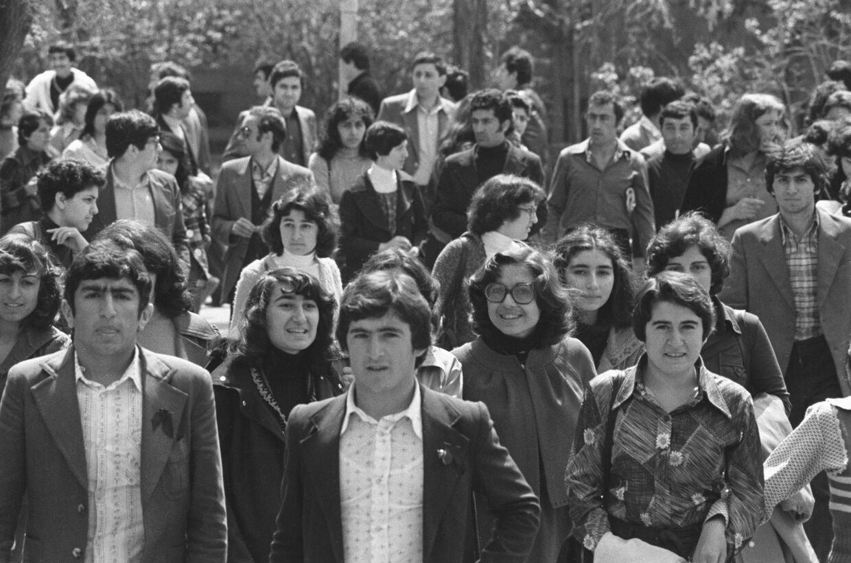 Молодежь на улицах Еревана