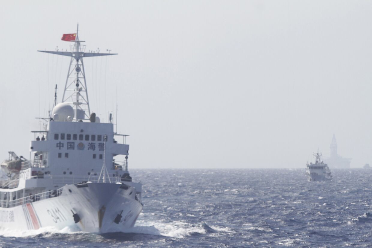 Корабли китайской береговой охраны рядом с нефтяной платформой HD-981 в Южно-Китайском море
