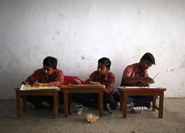 Урок рисования в школе в мусульманском квартале Ахмадабада