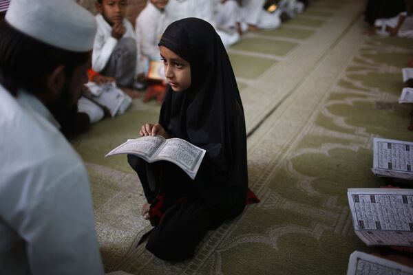 Ученица медресе в мусульманском квартале Ахмадабада
