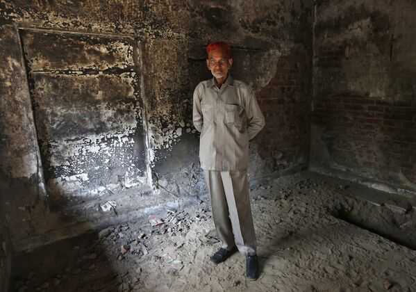 Саид Хан Патхан в своем доме, пострадавшем во время Гуджаратского погрома