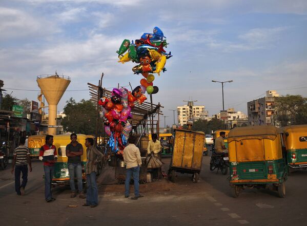 Продавец шариков и рикши на улице в мусульманском квартале Ахмадабада