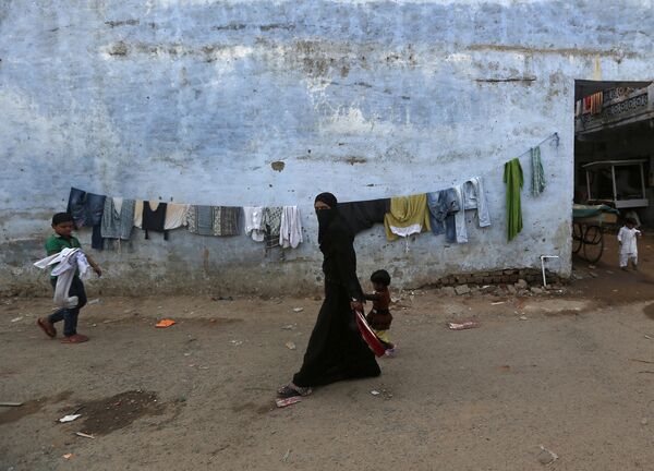 Женщина в парандже в мусульманском квартале Ахмадабада