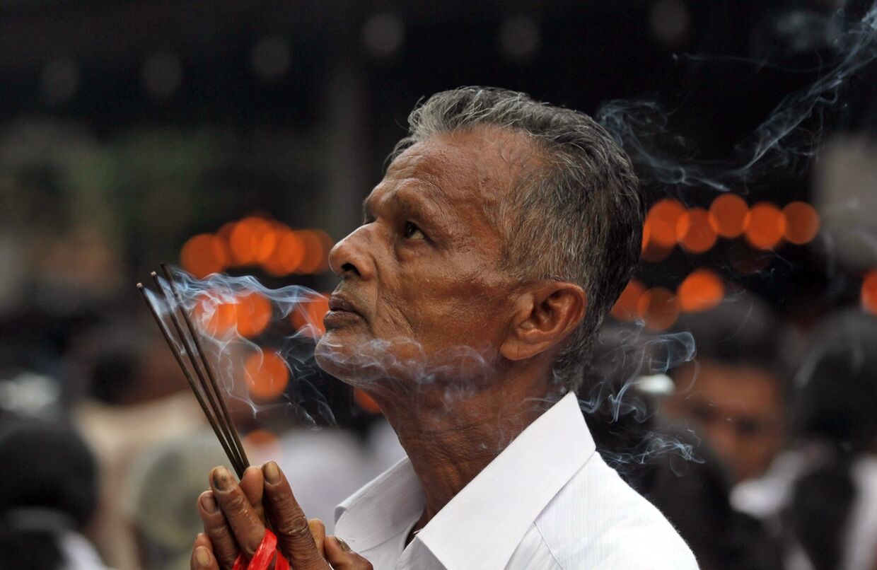 Буддист на празднике Будда Пурнима в Коломбо, Шри-Ланка