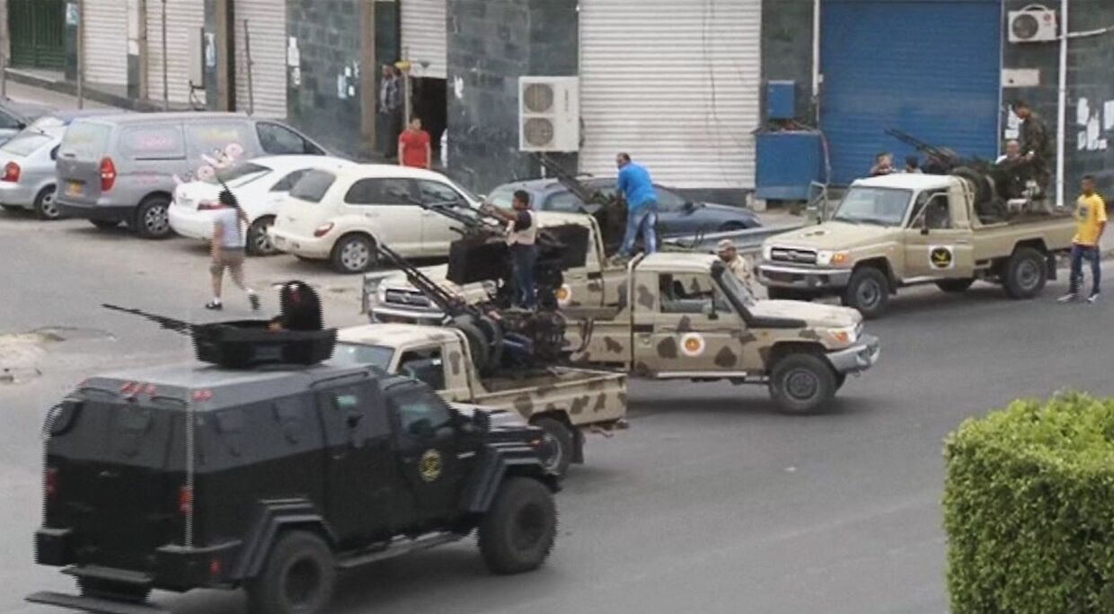Силы безопасности Триполи у входа в парламент, который был атакован повстанцами самопровозглашенной Ливийской национальной армии во главе с бывшим генералом Халифой Хифтером