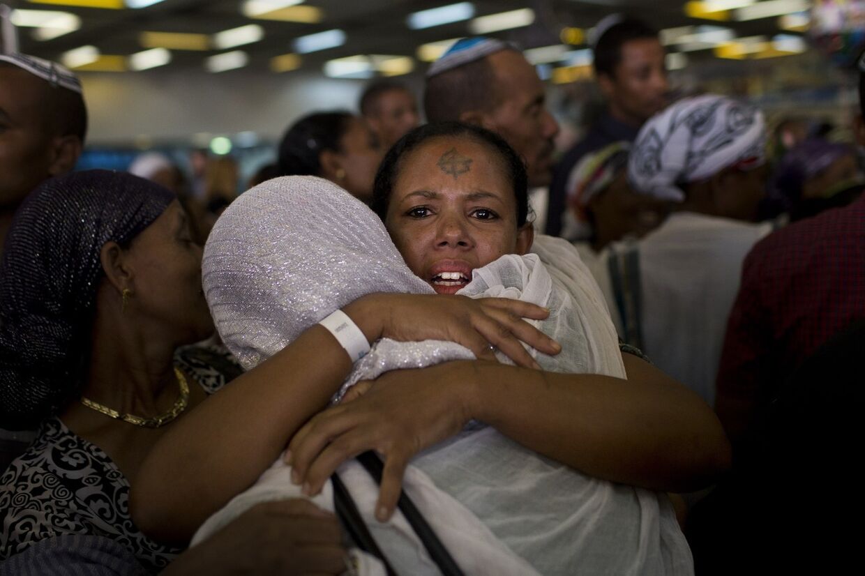 Иммигранты из Эфиопии в аэропорту Тель-Авива