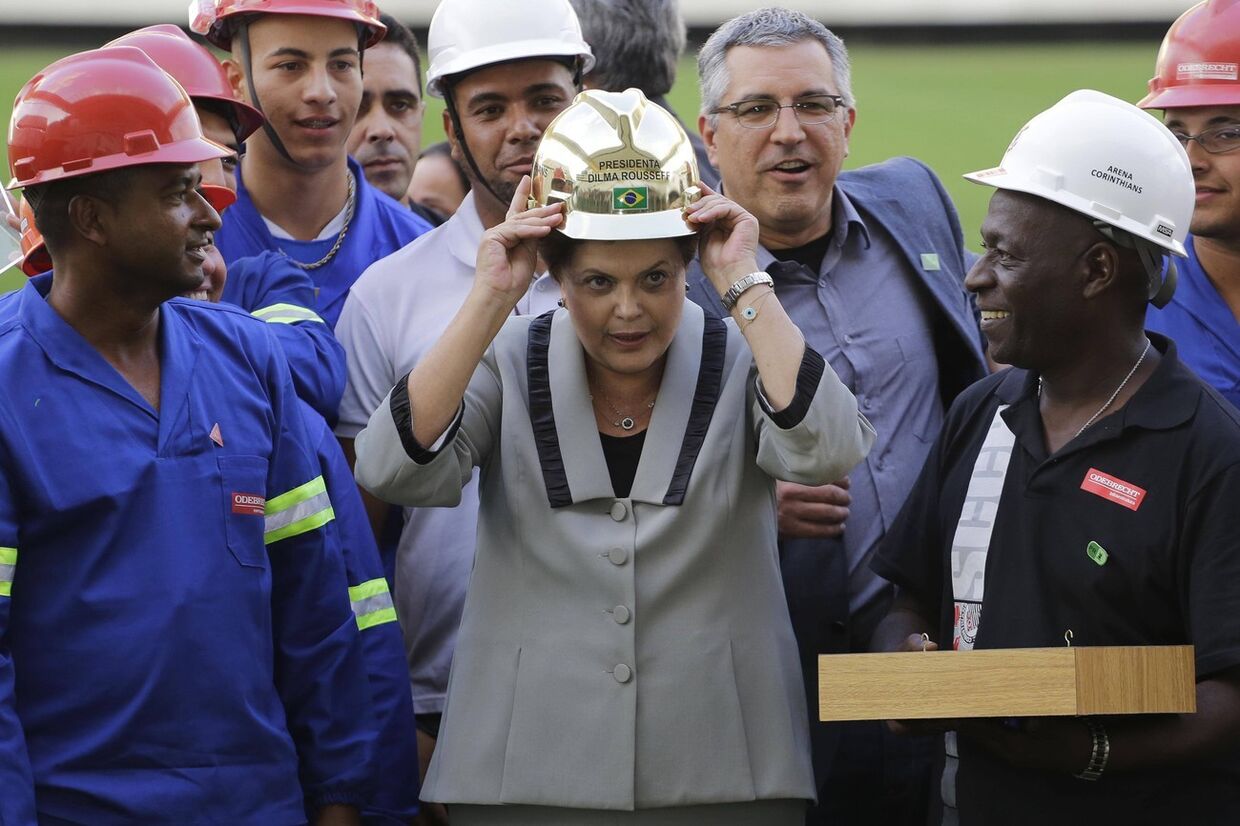 Президент Бразилии Дилма Русеф на строящемся стадионе Арена Коринтианс
