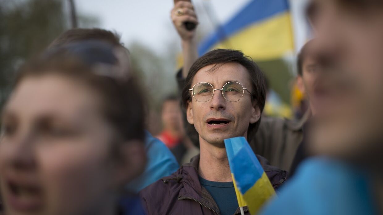 Люди поют гимн во время митинга за единую Украину в Донецке