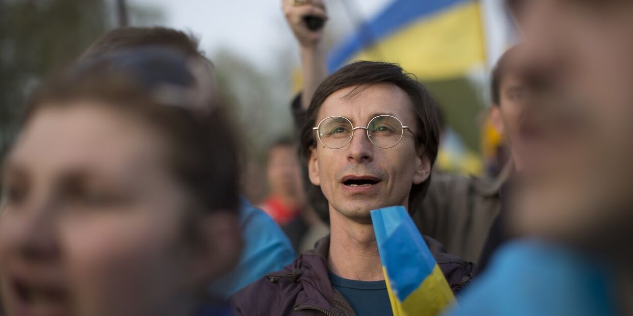 Люди поют гимн во время митинга за единую Украину в Донецке