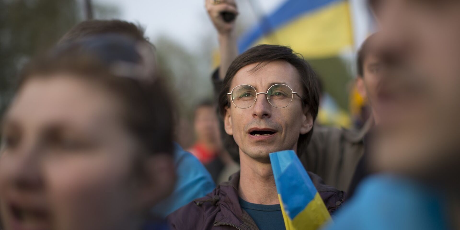 Люди поют гимн во время митинга за единую Украину в Донецке - ИноСМИ, 1920, 30.07.2022