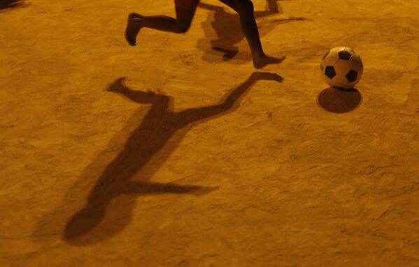 Дети играют в футбол в трущобе Сао-Карлос в Рио-де-Жанейро