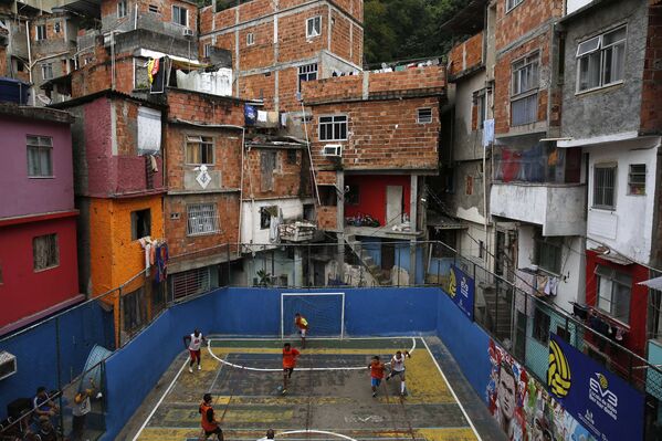 Футбольный матч в трущобах Таварес-Бастос в в Рио-де-Жанейро