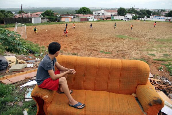 Мальчик наблюдает за матчем «пелада» в  Натале