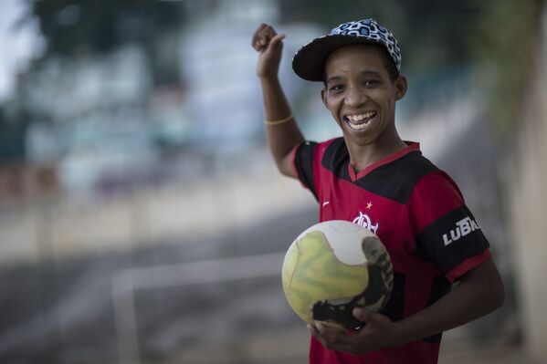 Пятнадцатилетний Кевин играет в футбол в трущобах Сао-Карлос в Рио-де-Жанейро