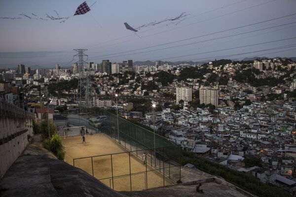 Воздушные змеи над футбольным полем в трущобах Сао-Карлос в Рио-де-Жанейро