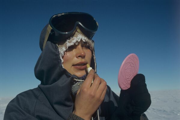 Участница женской антарктической экспедиции Метелица на досуге