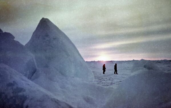 Полярники на прогулке среди ледяных торосов