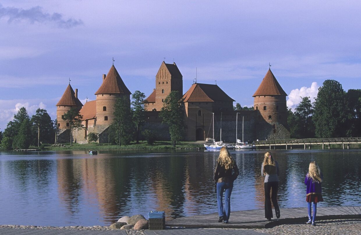 Девушки у Тракайского замка в Литве