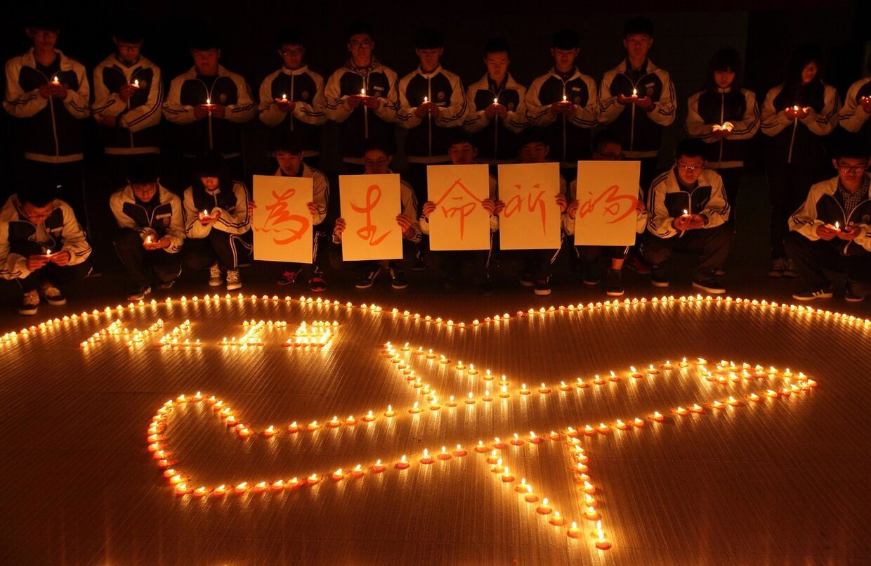 Китайские студенты молятся о пассажирах пропавшего самолета Боинг-777 компании Malaysia Airlines