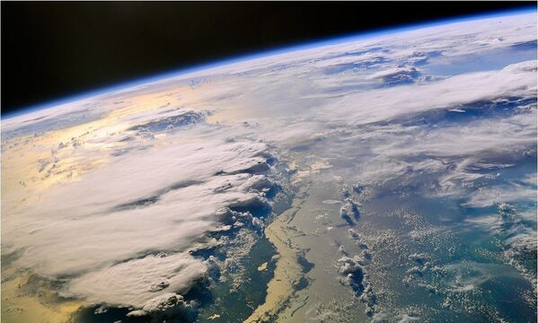Вид из космоса на грозовой фронт
