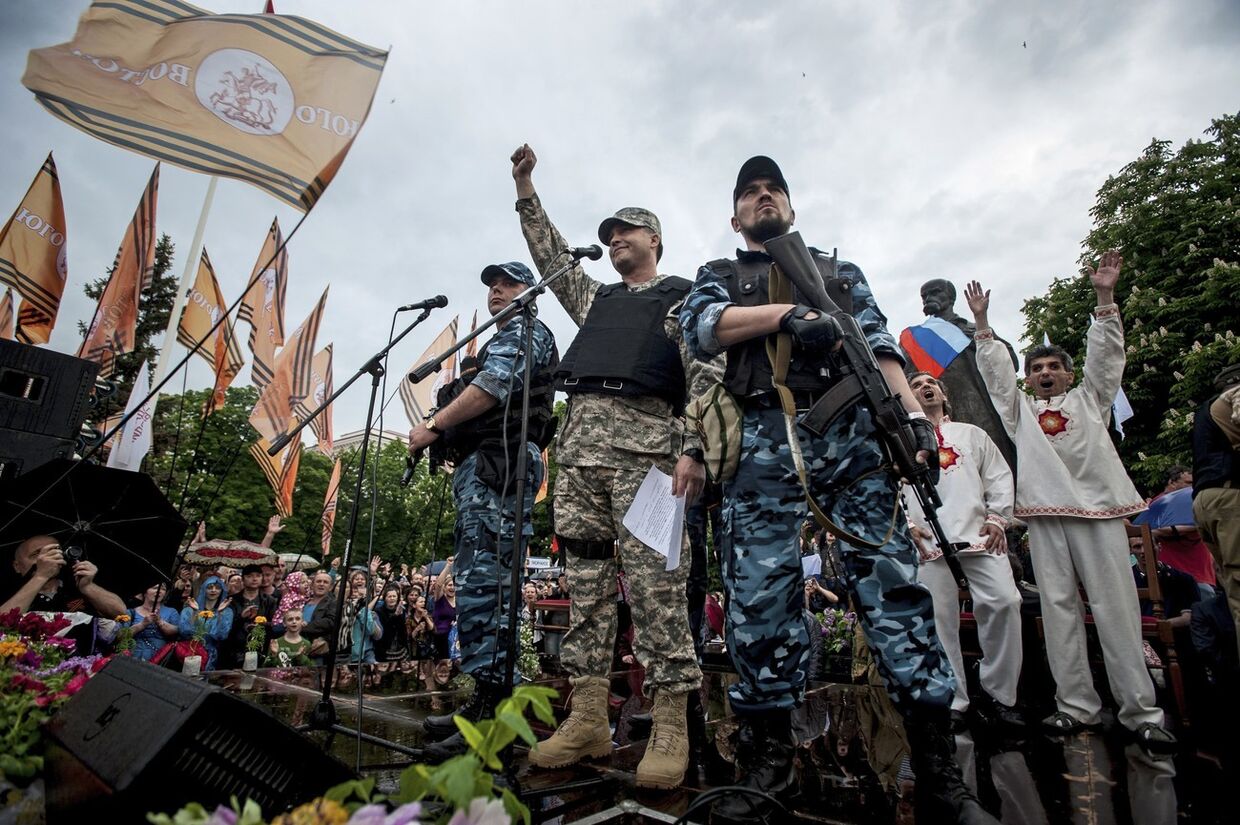 Пророссийские ополченцы и другие активисты после объявления о независимости Луганской области