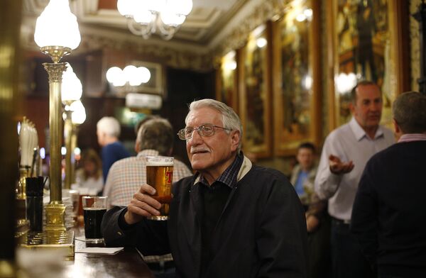 Арчибальд Андерсон с пинтой бира в Cafe Royal в Эдинбурге