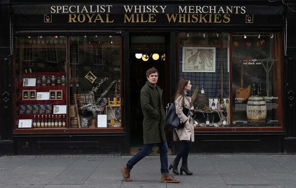 Магазин виски на улице Ройал-Майл в Эдинбурге