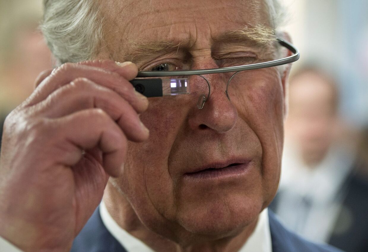 Принц Чарльз примеряет очки Google Glass
