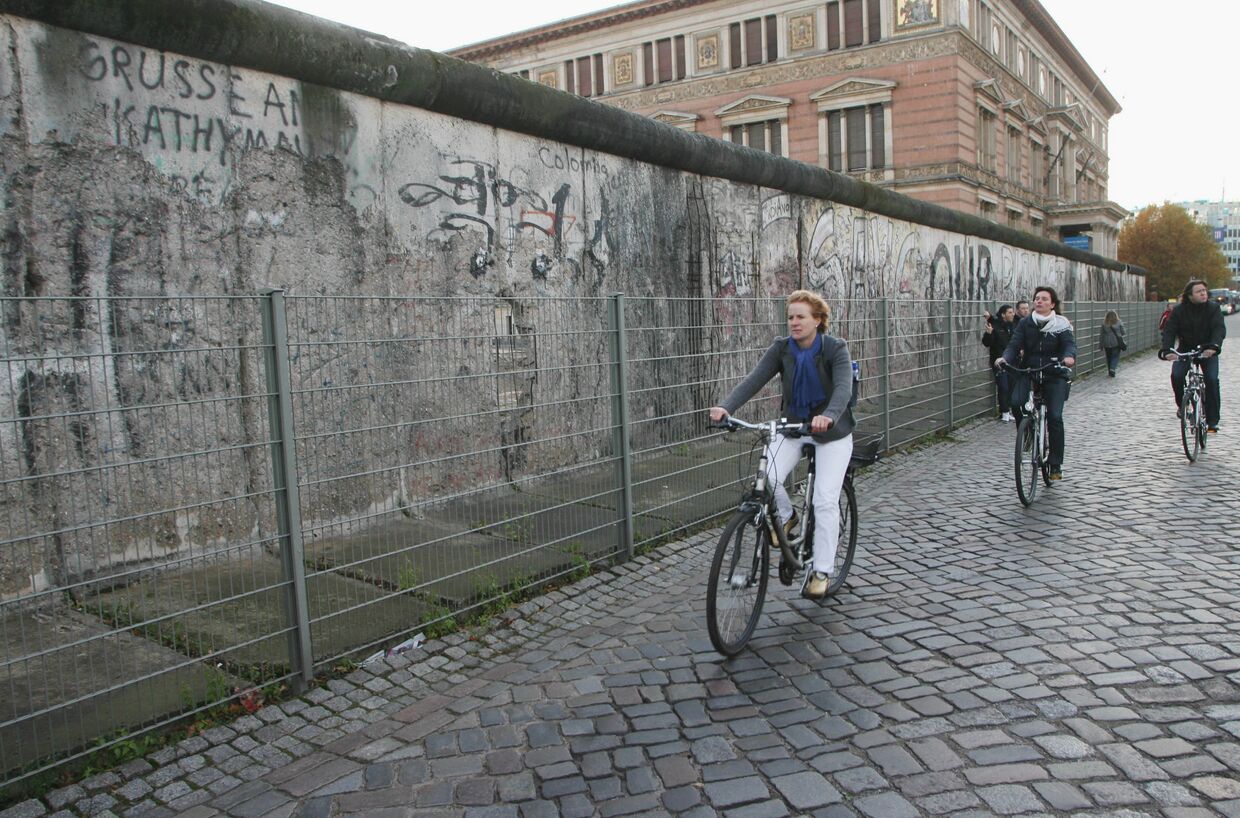 Сохранившаяся часть Берлинской стены недалеко от Потсдамской площади