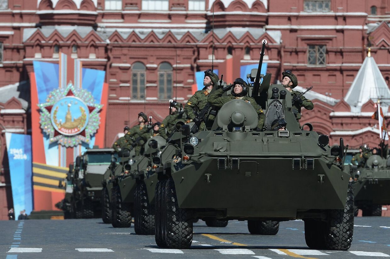 Колонна бронетранспортеров БТР-82А на военном параде на Красной площади, посвященном 69-й годовщине Победы