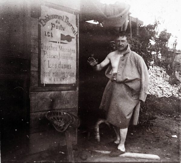 Французский солдат Первой мировой после принятия душа 