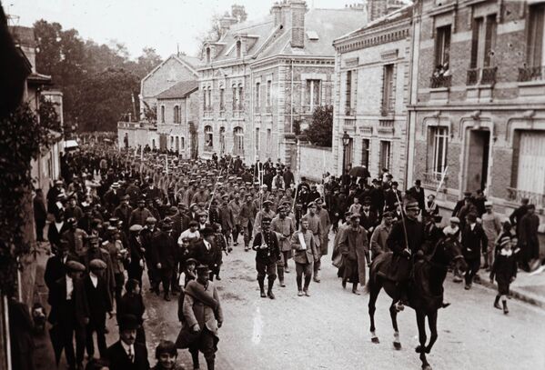 Немецких пленных ведут через город Шалон-ан-Шампань 