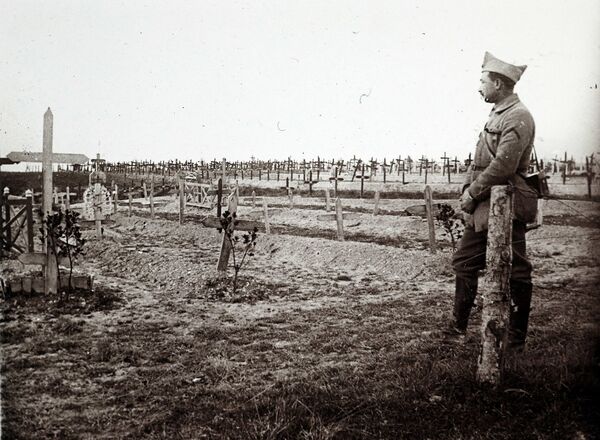 Французский офицер смотрит на кладбище, где похоронены солдаты, погибшие на фронтах Первой мировой войны, Сан-Жан-сюр-Турб в Шампани