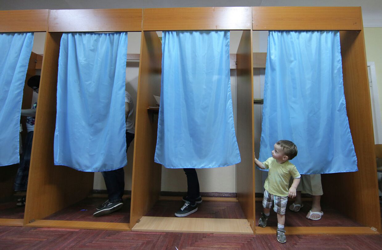 Избиратели во время голосования на внеочередных выборах президента Украины 