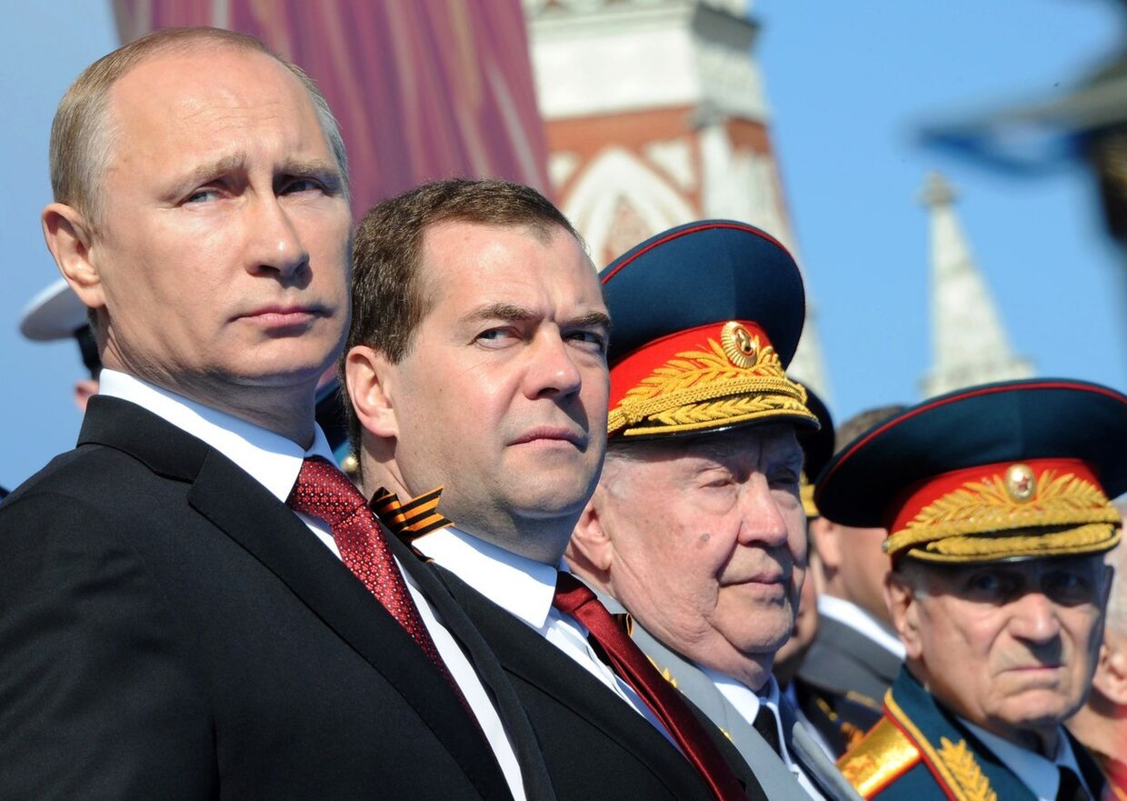 Владимир Путин и Дмитрий Медведев во время парада Победы на Красной площади