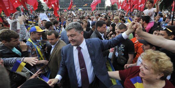 Кандидат в президенты Украины Петр Порошенко со своими сторонниками
