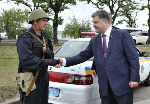Петр Порошенко и украинский военный в Одессе