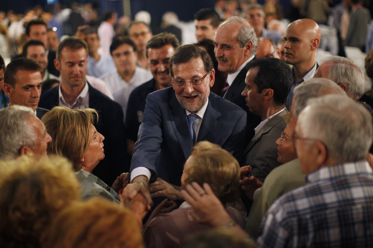 Премьер-министр Испании Мариано Рахой во время встречи с избирателями