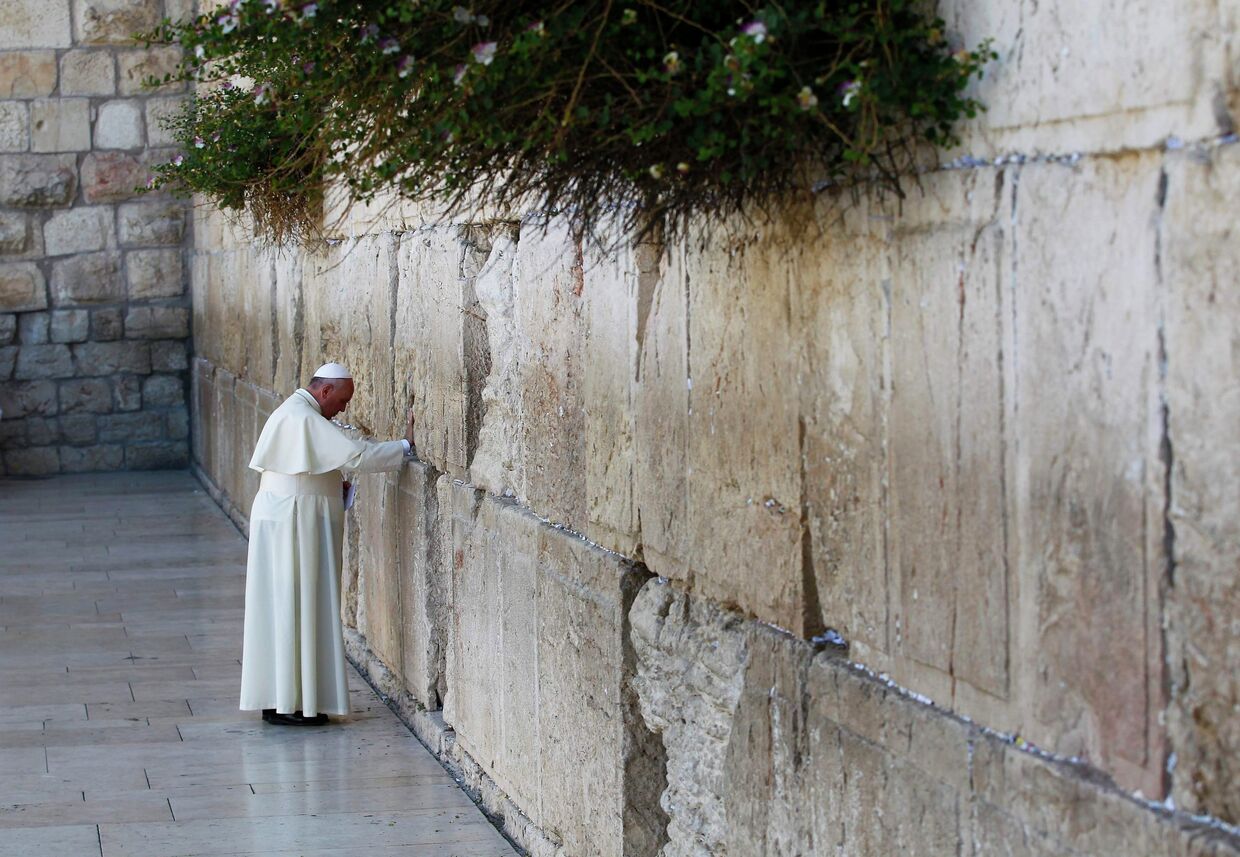 Папа Римский Франциск у стены у Стены Плача в Иерусалиме