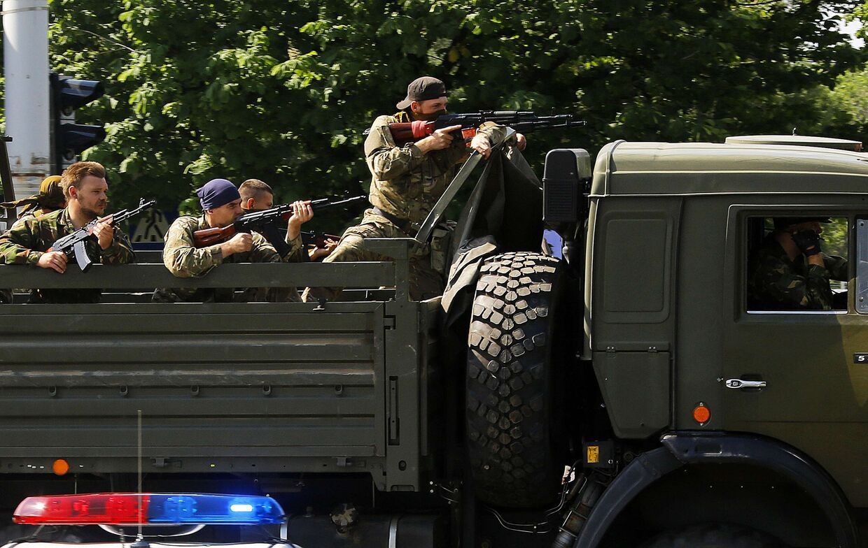 Пророссийские ополченцы направляются в сторону аэропорта в Донецке