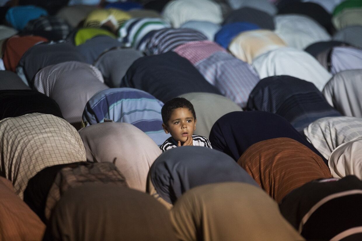 Мусульмане молятся во время ифтара в пригороде Каира