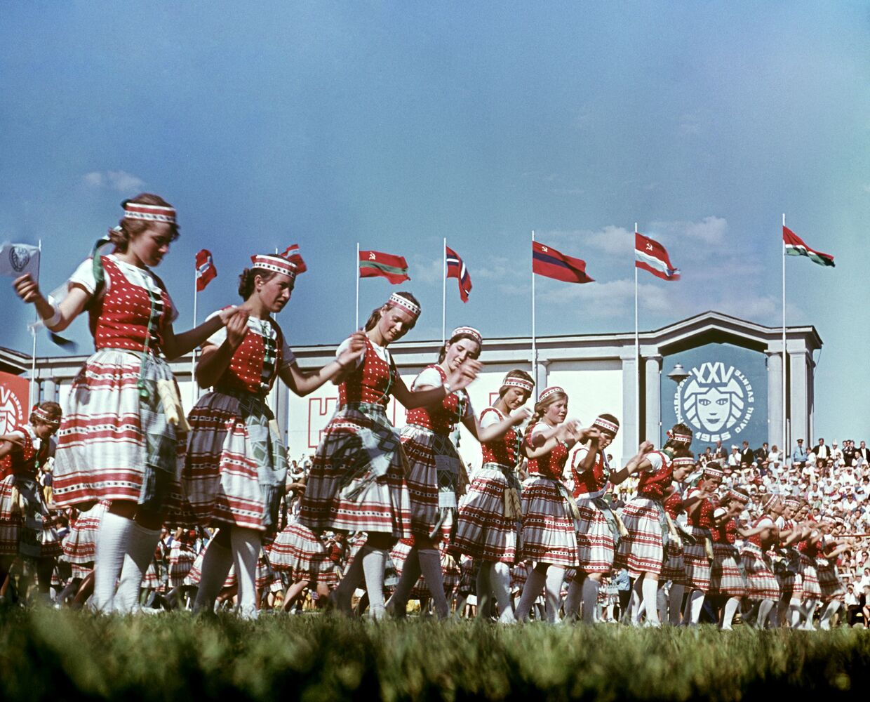Танец литовских девушек в национальных костюмах