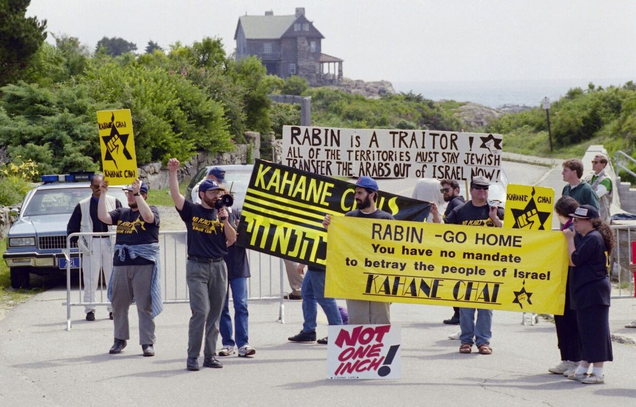 Акция протеста группы «Кахане Хай» против решения премьер-министра Ицхака Рабина о возвращении палестинской территории