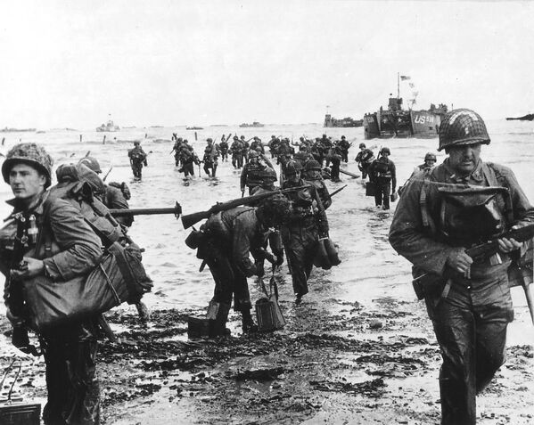 Американские солдаты на пляже Омаха, 6 июня 1944 года