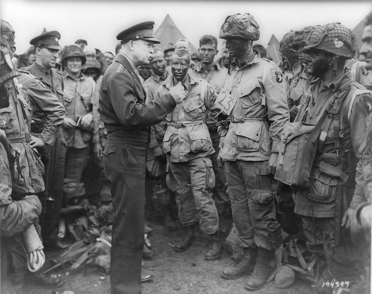 Генерал Эйзенхауер разговаривает с десантниками из 502-го парашютно-десантного полка, Англия, 5 июня 1944 года