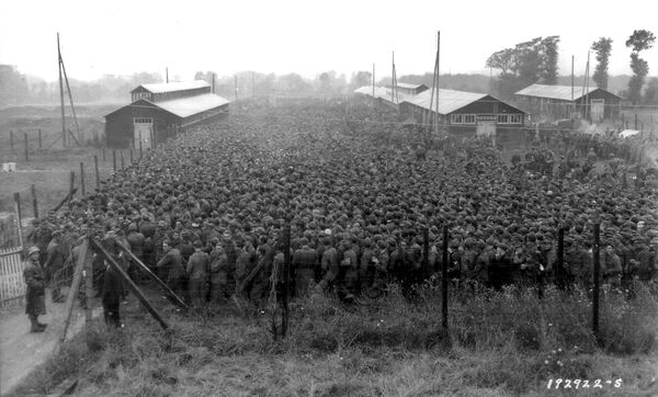 Немецкие пленные в лагере в Нонан-ле-Пен