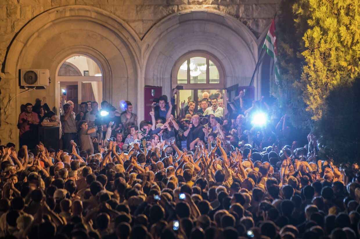 Сторонники оппозиции перед зданием Администрации президента Абхазии