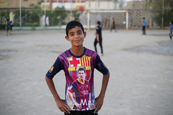 Юный футболист в пригороде Багдада Мадинат-эс-Садр