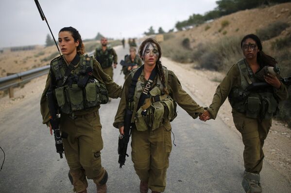 Девушки, служащие в батальоне Каракаль, на 20-тикилометровом маршруте по пустыне Негев